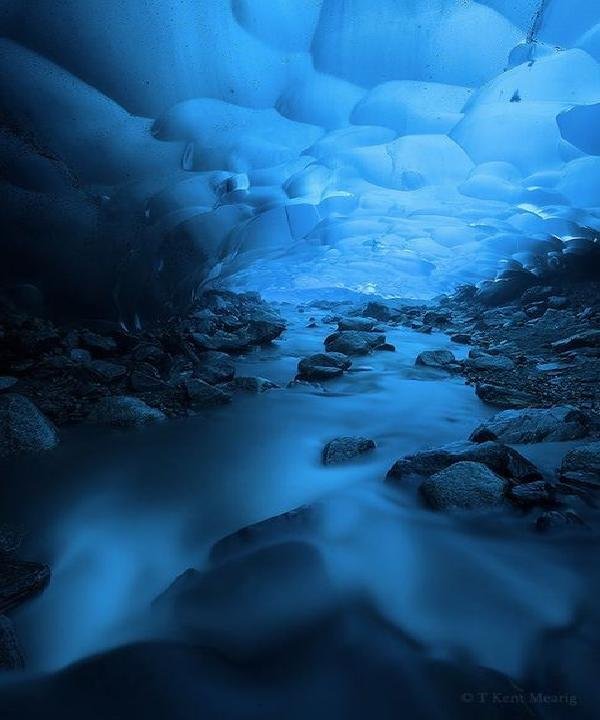 Завораживающая красота ледниковых пещер Менделхолла (9 фото)