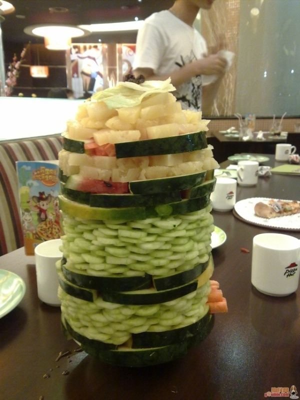 Съедобная архитектура: креативные башни из еды, которые погубили салатные бары Китая (6 фото)