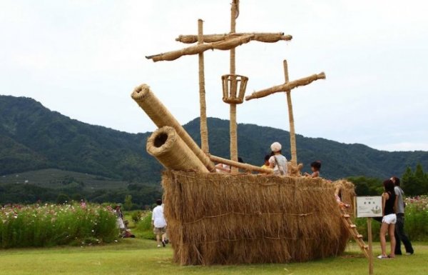 Соломенные скульптуры на фестивале в Японии (10 фото)