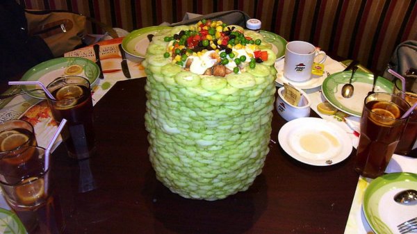 Съедобная архитектура: креативные башни из еды, которые погубили салатные бары Китая (6 фото)