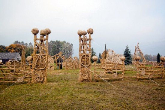 Литовцы строят парк из сложных соломенных скульптур только ради того, чтобы сжечь их, отмечая праздник огня