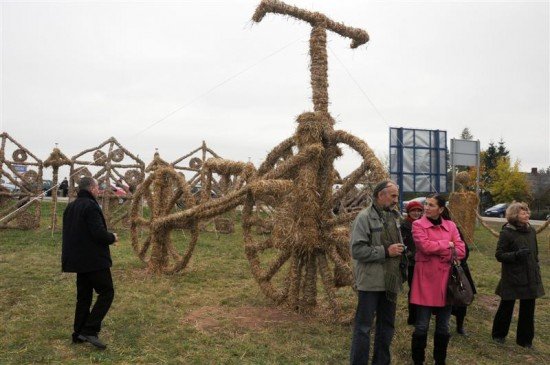 Литовцы строят парк из сложных соломенных скульптур только ради того, чтобы сжечь их, отмечая праздник огня