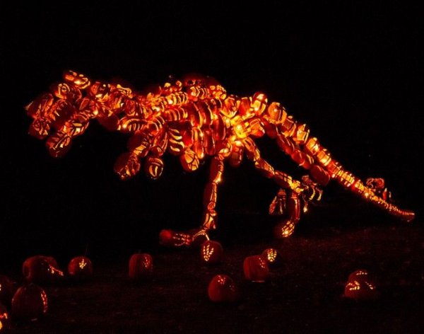Потрясающие динозавры в натуральную величину на празднике Светильника Джека (8 фото)
