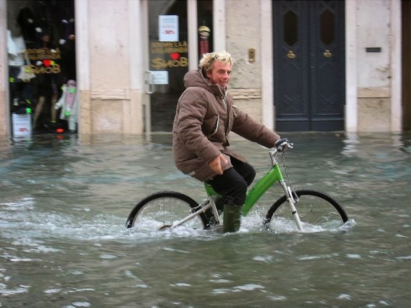 Периодические наводнения в Венеции и Кьодже (14 фото)