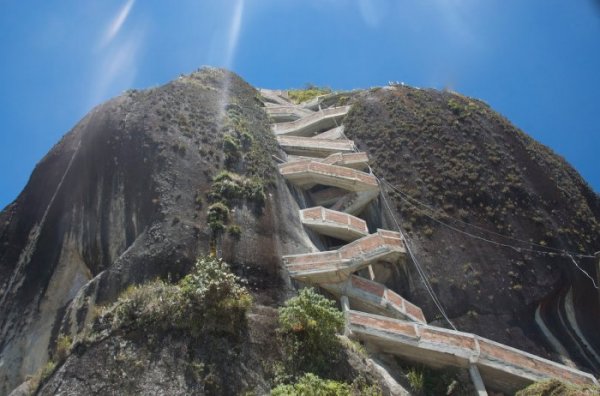 Скала Эль-Пеньон-де-Гуатапе (15 фото)