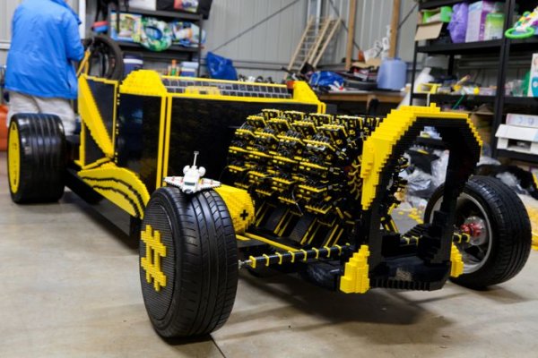 Гений из Румынии построил из Лего машину в натуральную величину (4 фото + видео)