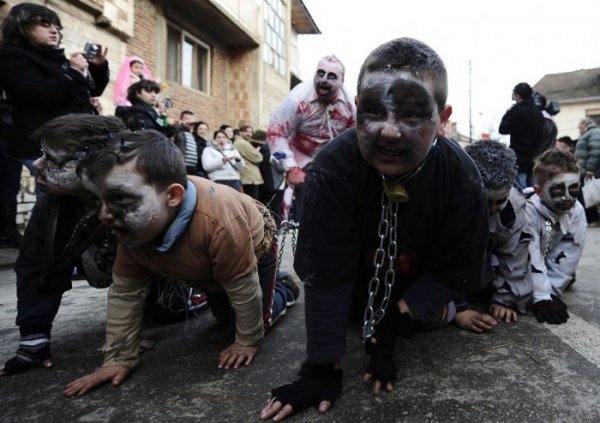 Карнавал в македонской деревушке Вевчани (21 фото)