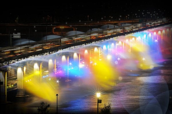 Фонтан "Лунная радуга": разноцветный водопад на мосту Банпо в Сеуле (14 фото)
