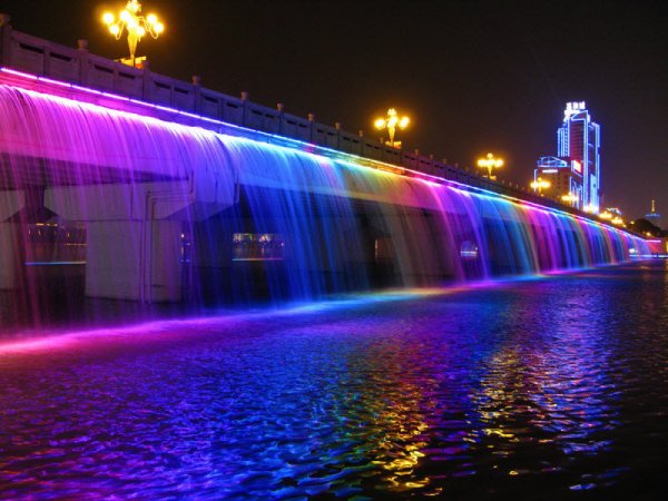 Фонтан "Лунная радуга": разноцветный водопад на мосту Банпо в Сеуле (14 фото)