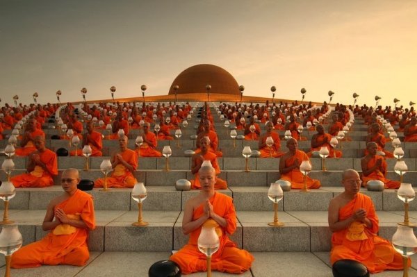 Великолепный буддийский храм Ват Пхра Дхаммакая (20 фото)