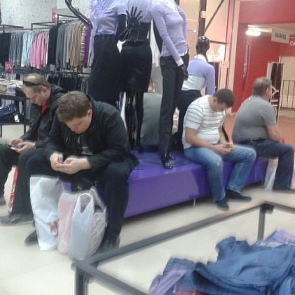 Несчастные мужчины во время шоппинга (20 фото)