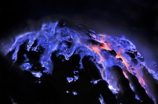 Индонезийский вулкан извергает потрясающе прекрасную голубую лаву (4 фото + видео)