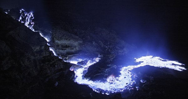 Индонезийский вулкан извергает потрясающе прекрасную голубую лаву (4 фото + видео)