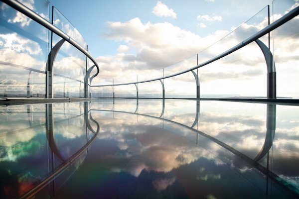 Смотровая площадка со стеклянным полом над Гранд-Каньоном (20 фото)
