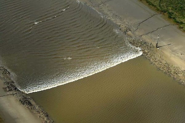 Приливная волна: когда реки текут против течения (14 фото)
