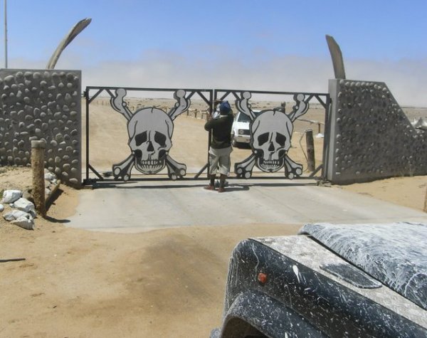 Берег Скелетов в Намибии (29 фото)