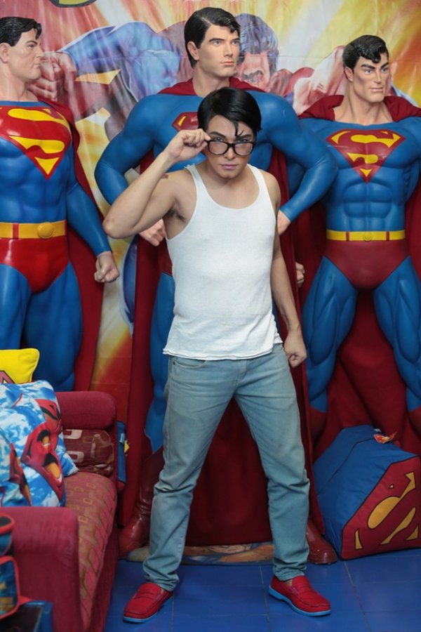 Филиппинец с помощью пластической хирургии стал похож на Супермена (4 фото)
