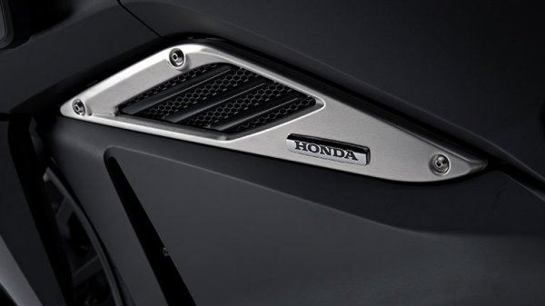 Футуристичный супербайк Honda NM4 Vultus (12 фото)