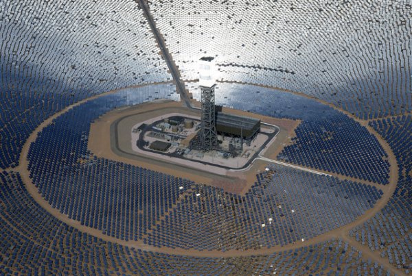 Огромная солнечная электростанция в Калифорнии (10 фото)