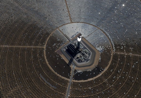 Огромная солнечная электростанция в Калифорнии (10 фото)