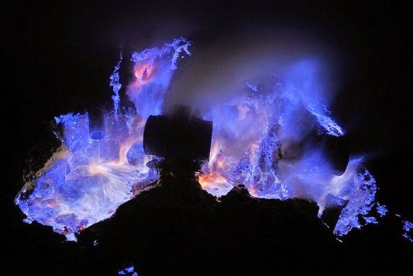 Кава Иджен: вулкан, извергающий синее пламя (12 фото)