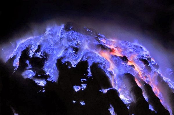 Кава Иджен: вулкан, извергающий синее пламя (12 фото)