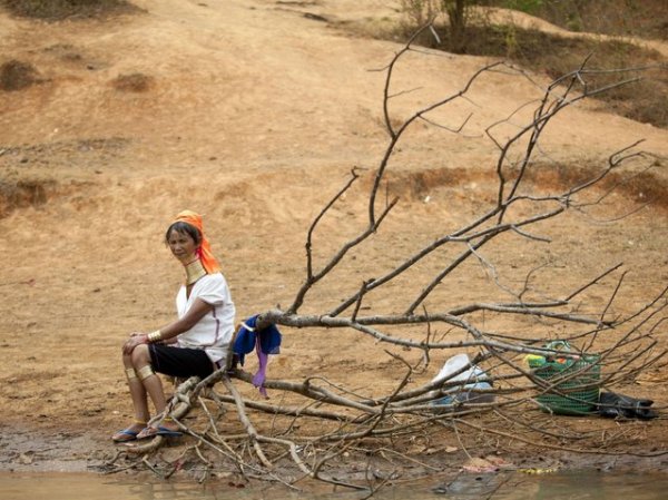 Длинношеие женщины народа Падаунг из Мьянмы (17 фото)