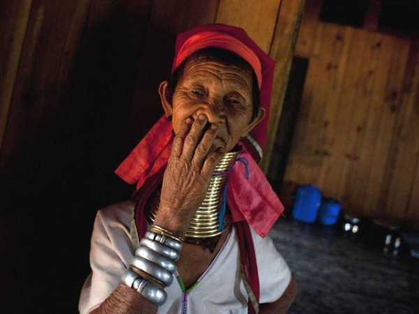 Длинношеие женщины народа Падаунг из Мьянмы (17 фото)