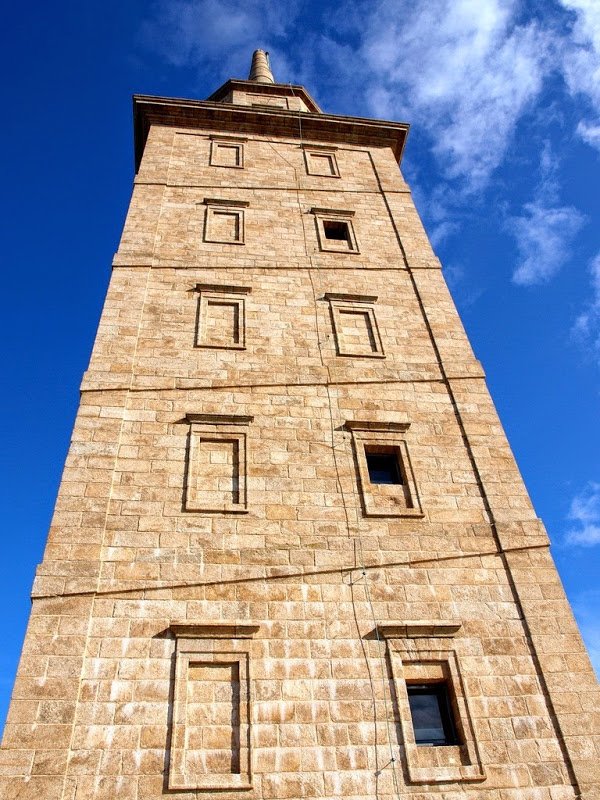 Башня Геркулеса: действующий маяк, построенный во 2-ом веке (3 фото)