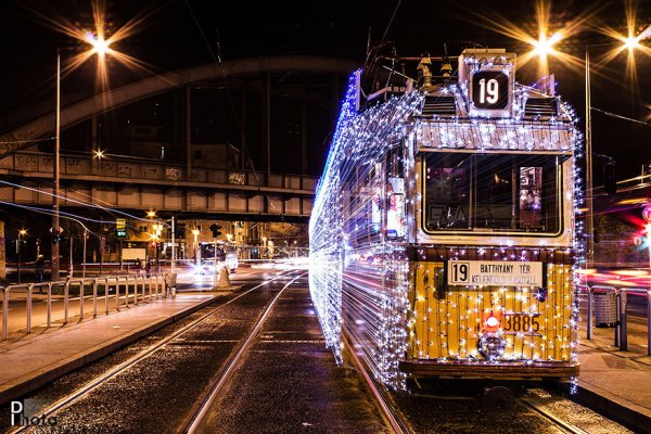 30000 LED-лампочек придают трамваям в Будапеште вид машин времени (10 фото)