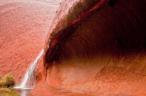 Каскадные водопады скалы Улуру (11 фото)