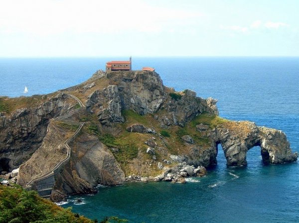 Очаровательный остров Газтелугатче (12 фото)
