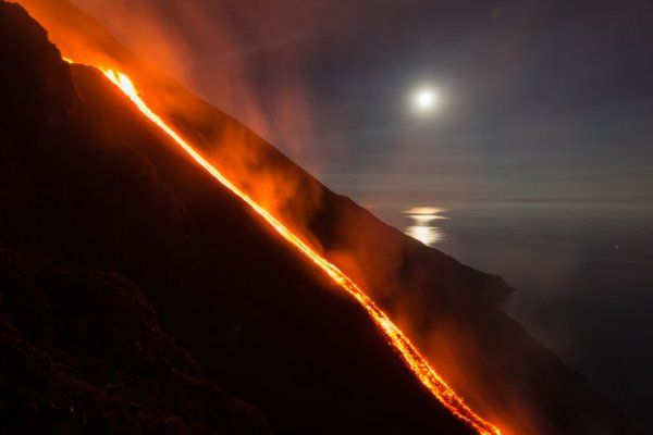 Итальянский вулкан Стромболи начал извергаться (8 фото)