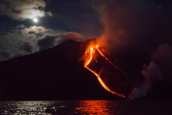 Итальянский вулкан Стромболи начал извергаться (8 фото)