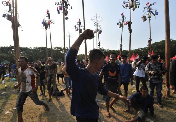 «Панжат Пинанг»: Соревнования по влезанию на смазанный жиром столб в Индонезии (16 фото)
