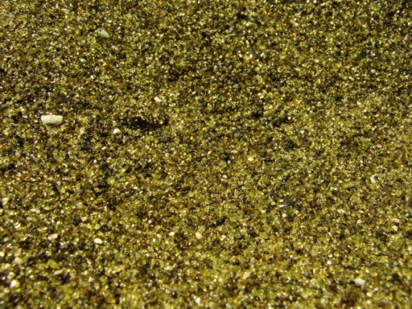 Папаколеа: необычный пляж зелёного цвета (8 фото)