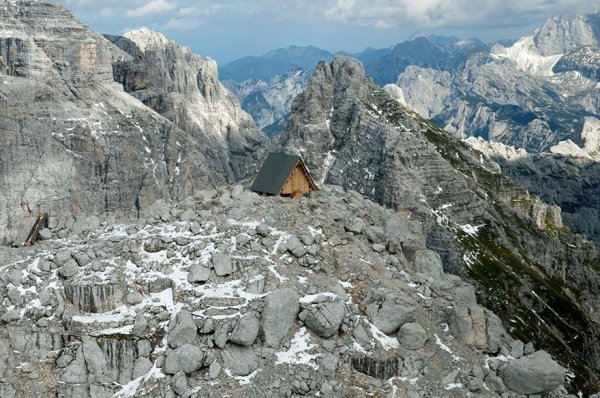 Горный приют имени Луки Вуерича в Юлийских Альпах (11 фото)