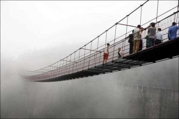 Прозрачный мост над ущельем для самых смелых (7 фото)
