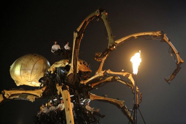 Гигантский огнедышащий дракон на улицах Пекина (25 фото)
