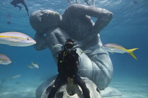 Атлант Океана: Огромная подводная статуя девушки, держащей океан на своих плечах (7 фото)