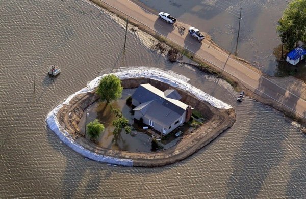 Дома-островки после выхода из берегов реки Миссисипи (15 фото)