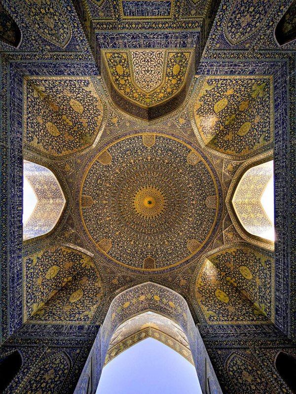 Чудеса исламской архитектуры: завораживающие потолки мечетей со всего мира (58 фото)