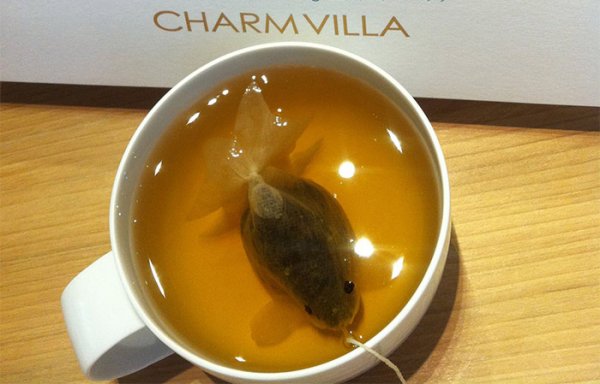 Чайные пакетики в виде золотой рыбки превратят вашу чашку чая в круглый аквариум (8 фото)