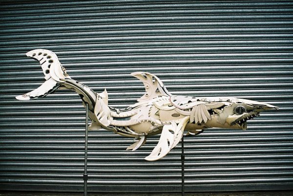 Художник создаёт потрясающие скульптуры животных из старых колёсных колпаков (21 фото)