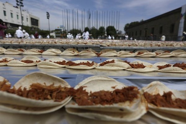 Мексиканские повара побили мировой рекорд, приготовив самый длинный тако (6 фото)