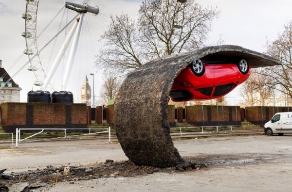 Инсталляция «Перевернутый автомобиль» от Алекса Чиннека (6 фото)