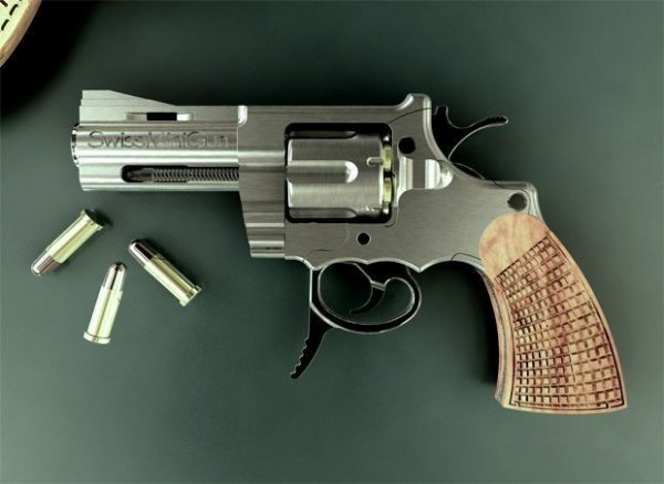 Самый опасный в мире револьвер (12 фото)