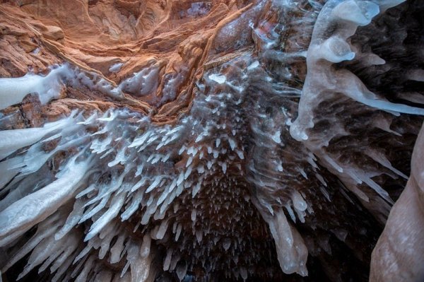 Изумительные образования изо льда в ледяной пещере на озере Верхнем (10 фото)