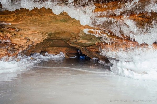 Изумительные образования изо льда в ледяной пещере на озере Верхнем (10 фото)