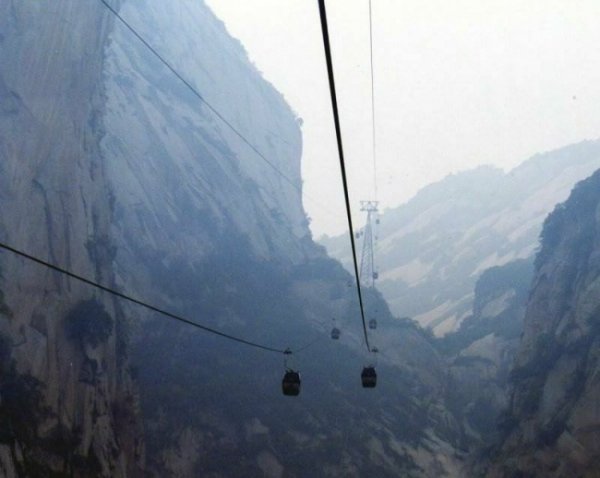 Опаснейший маршрут на горе Хуашань для самых смелых (14 фото)